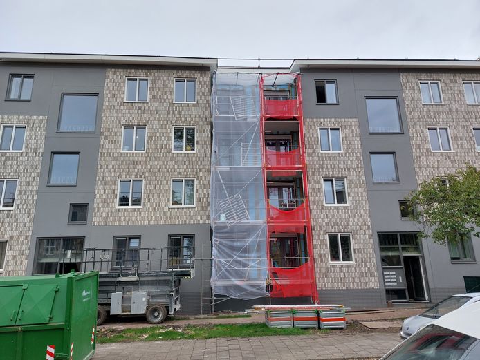 De oude appartementjes krijgen een nieuwe gevel. ,,Van buiten ziet het er netjes uit, maar binnen doen ze alleen het hoognodige.’’