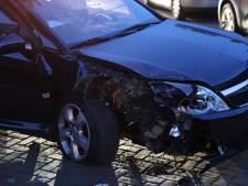 Auto schampt boom en belandt op zijkant in Veghel