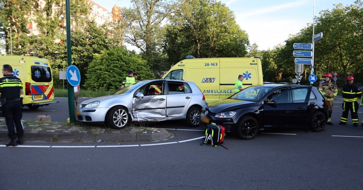 Personeel Efteling verleent Eerste Hulp bij botsing tussen twee autos in Kaatsheuvel.