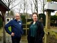 Onderzoekster Wietske Dohmen en boer Wim Brouwer bij het onderzoekskastje en de onderzoeksbuisjes.