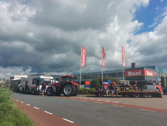 Boeren blokkeren het distriebutiecentrum van Boni in Nijkerk.