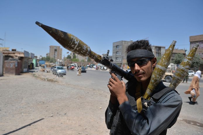 Un policier tient un lance-roquette(RPG) le long d'une route à Herat, le 2 août 2021.