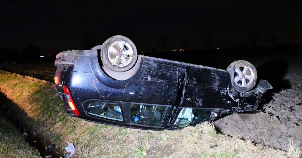 Auto ondersteboven in akker na ongeluk Bruinisse.