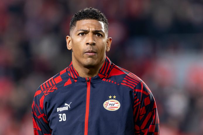 PSV slaat belangrijke slag en houdt Patrick van Aanholt langer aan boord |  Nederlands voetbal | AD.nl