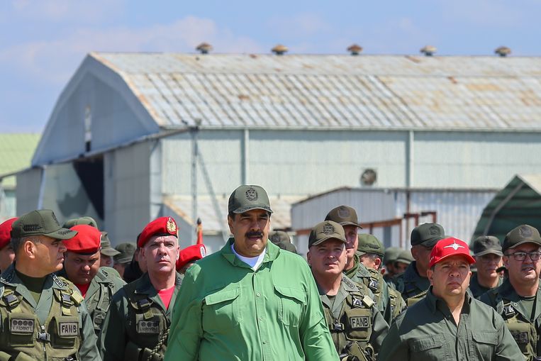 Deze foto vrijgegeven door de Venezolaanse autoriteiten toont president Nicolas Maduro  en minister van Defensie Vladimir Padrino die deelnemen aan een ceremonie tijdens militaire oefeningen op 29 januari Beeld AFP