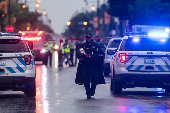 De politie is aanwezig op de plek waar de schietpartij plaatsvond in Chicago.