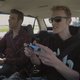 Deze gamer bestuurt een auto met een controller
