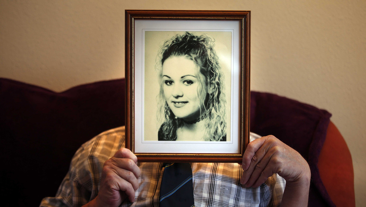 Bauke Vaatstra, de vader van de vermoorde Marianne Vaatstra, toont een foto van zijn dochter. Beeld ANP