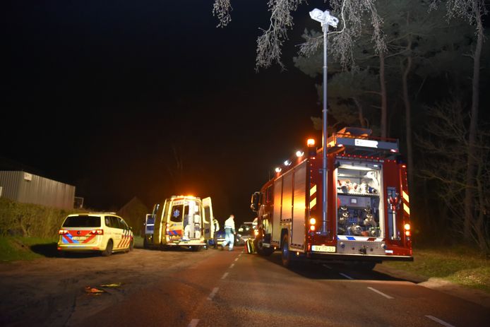 Bij een ongeluk tussen een personenauto en een lesauto op de Hessebergseweg in Overasselt zijn drie mensen bekneld geraakt.