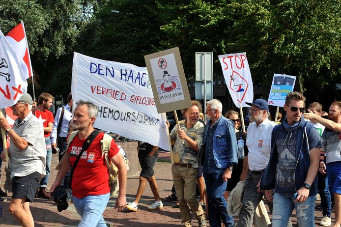 Een protestoptocht in Dordrecht (2017) tegen de lozing van GenX door Chemours.