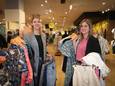 Kelsey Van Genechten en Debby Mortier werken in de pop-upzaak in Hasselt.