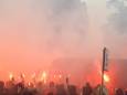 FC Utrecht-fans ontvangen spelers met vuurwerk en gezang (en hun boodschap is duidelijk) 