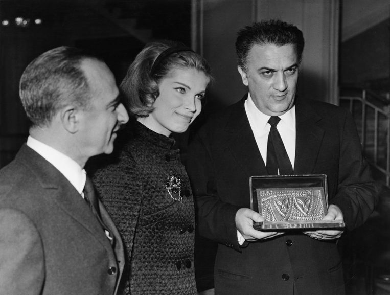 Van links naar rechts: Alberto Lattuada, actrice Gunnel Lindblom en Federico Fellini in 1964.  Beeld Getty Images