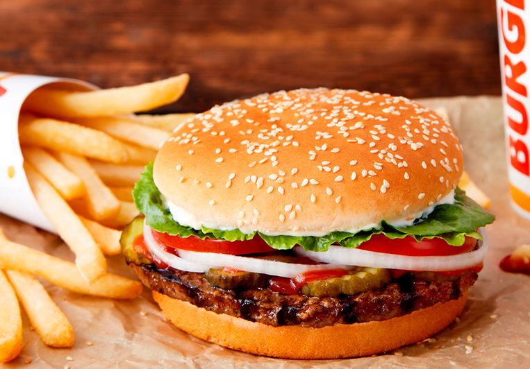 Burger King brengt de vegetarische hamburger ‘Rebel Whopper’ op de markt. Beeld AFP