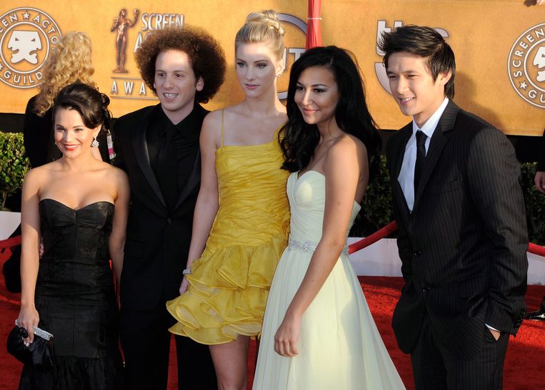 Heather Morris (gele jurk) met Naya Rivera.  