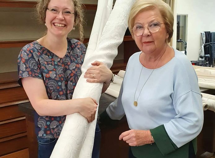 Denise (rechts) laat de collectie over aan Stoffen Van Leuven uit Schellebelle.