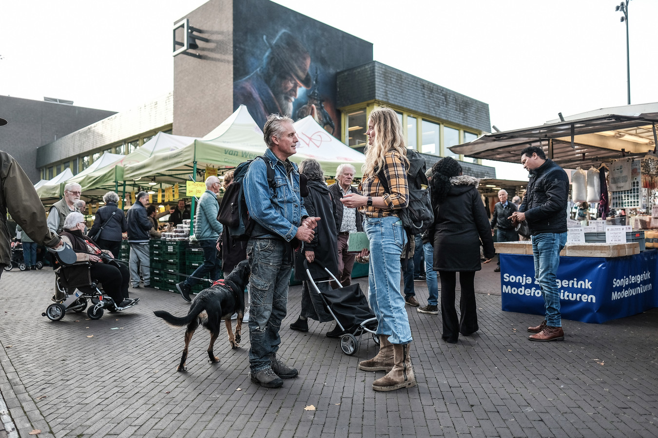 Klimaatbewust naar de viskraam? De vraag of hij weet waar zijn lekkerbek is gevangen, durf ik