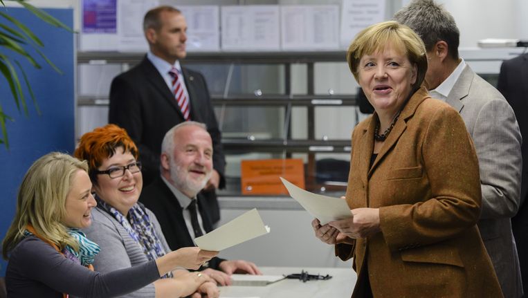 Bondskanselier Angela Merkel (rechts) brengt haar stem uit. Beeld getty