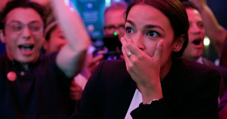 Alexandria Ocasio-Cortez in een scène uit de documentaire Knock Down the House, die op 1 mei in première ging op Netflix. Beeld AP