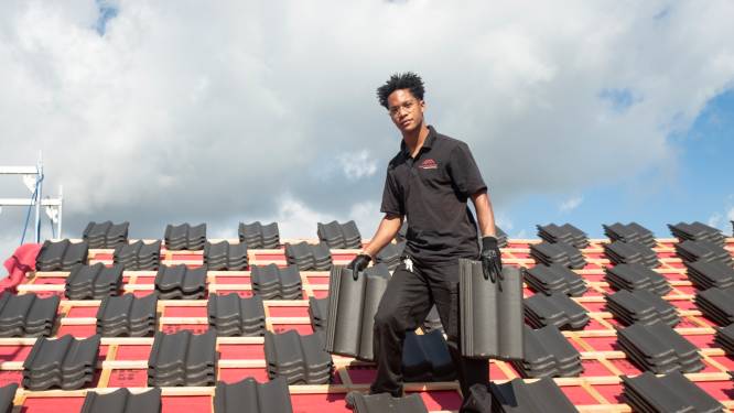 Doordeweeks is Jaasir (31) dakdekker, ondertussen staat hij op de belangrijkste kunstexpo ter wereld 