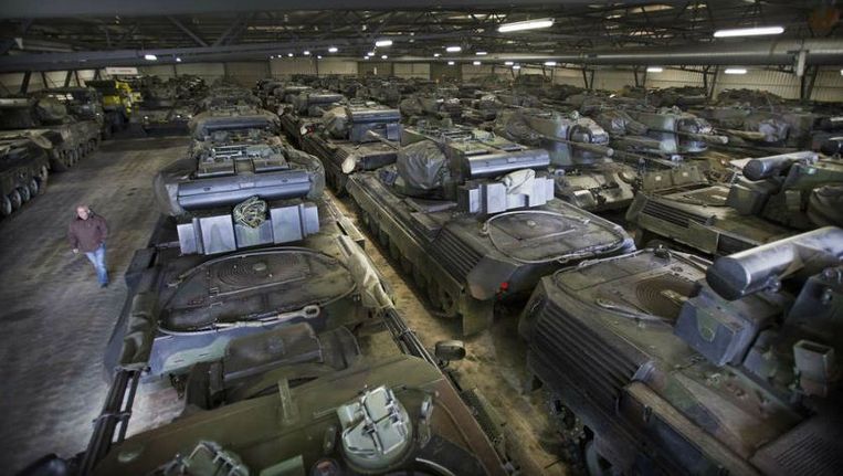 In een loods in Almelo staan 'Pruttels', tanks die zijn verkocht aan Jordanië. Voor de Leopards is nog geen koper gevonden. Beeld Henk Visscher, RD