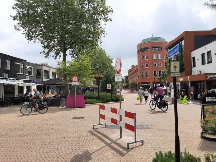 Het centrale deel van de Grotestraat is deze zomervakantie het domein van voetgangers en fietsers.