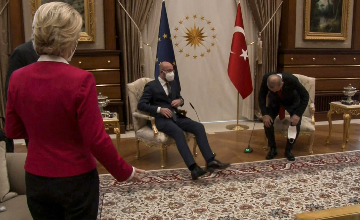 Op dit beeld uit een video-opname is te zien hoe EU-commissievoorzitter Ursula von der Leyen verbaasd toekijkt hoe de Turkse president Erdogan (rechts) en EU-raadsvoorzitter Michel gaan zitten op de enige twee klaargezette stoelen. Zijzelf zal iets verderop moeten plaatsnemen, op een sofa.  Beeld AFP