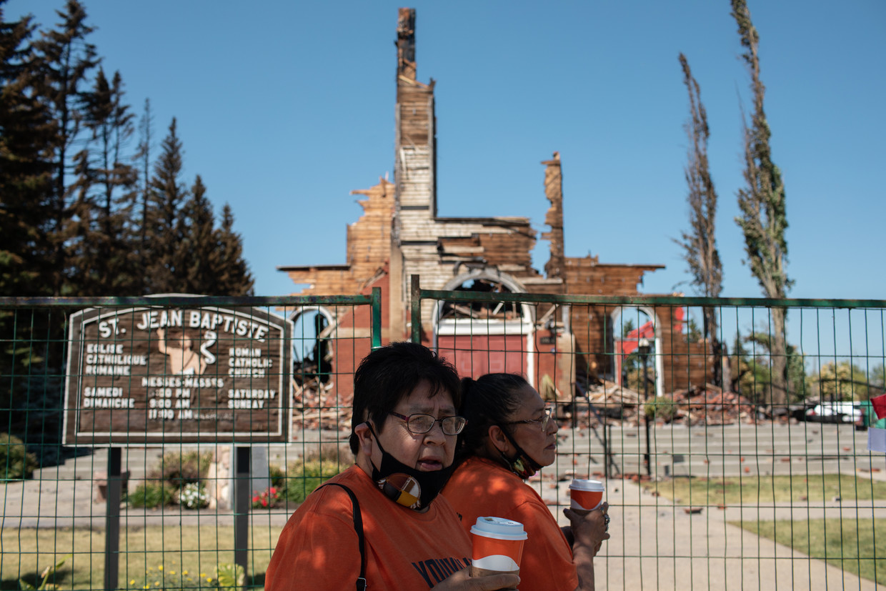 Op 1 juli vatte ook de St. Jean Baptiste Parish-kerk in Morinville vuur. Onderzoekers spreken van verdachte omstandigheden. Beeld Anadolu Agency via Getty Images