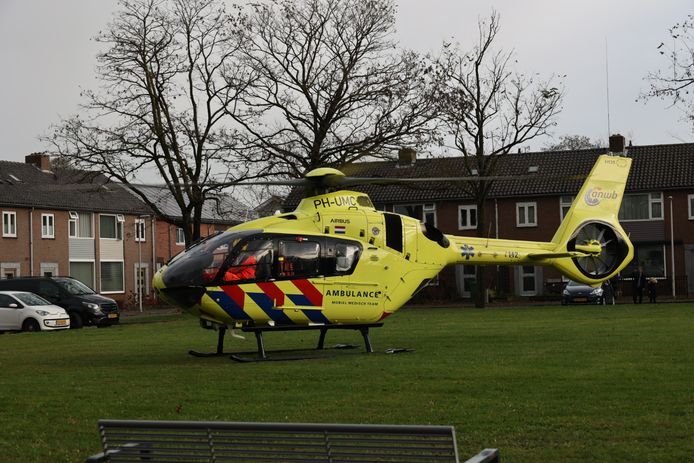Traumahelikopter landt in Vlijmen.