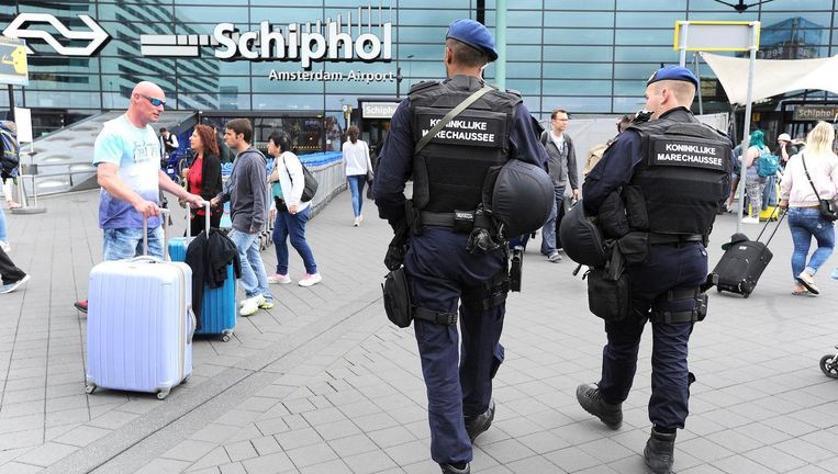 Afgelopen december werd een veertigjarige jihadstrijder bij zijn terugkomst op Schiphol aangehouden. Beeld anp