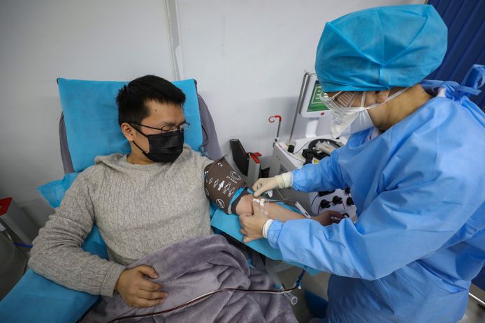 Dokter Kong Yuefeng, een herstelde patiënt van het covid-19-virus, doneert bloedplasma na zijn 14 daagse quarantaine in een ziekenhuis in Wuhan.