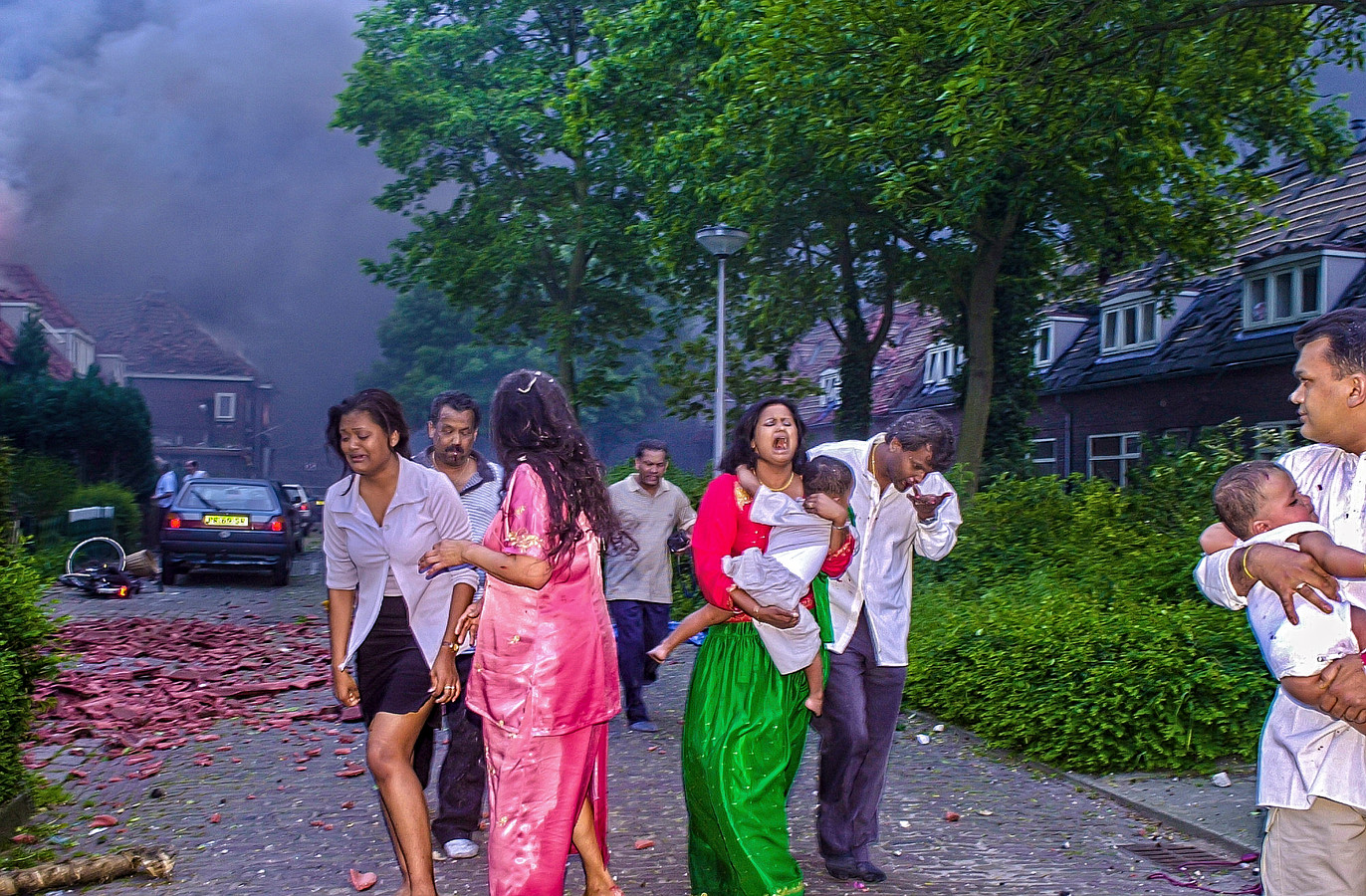 De jonge familie Jhanjhan vlucht uit rampgebied tijdens de vuurwerkramp.