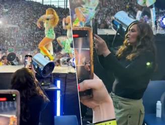 Trotse mama Tina filmt show van dochter Beyoncé met haar smartphone