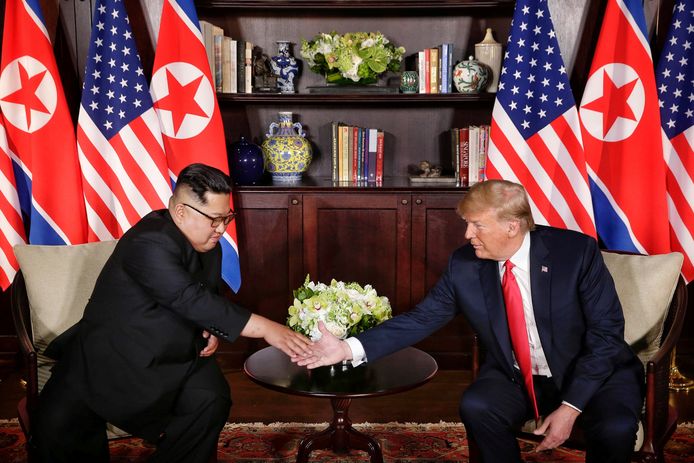 De Amerikaanse president Donald Trump schudt de hand van de Noord-Koreaanse leider Kim Jong-un bij hun ontmoeting in Singapore.