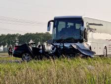 Zwaargewonde bij botsing tussen auto en touringcar bij Dronten
