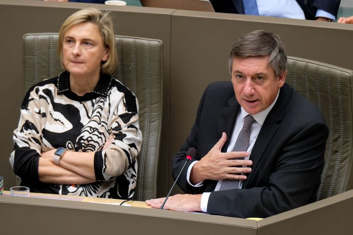 Vlaams viceminister-president Hilde Crevits (CD&V) ziet geen graten in het bezoek van minister-president Jan Jambon aan de Hongaarse premier Viktor Orban.