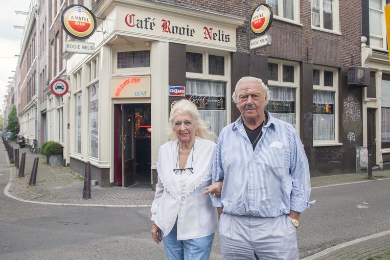 Blonde Sien en Zwarte Gerrit voor hun café Rooie Nelis in 2012. Beeld  Hans van den Bogaard/ANP