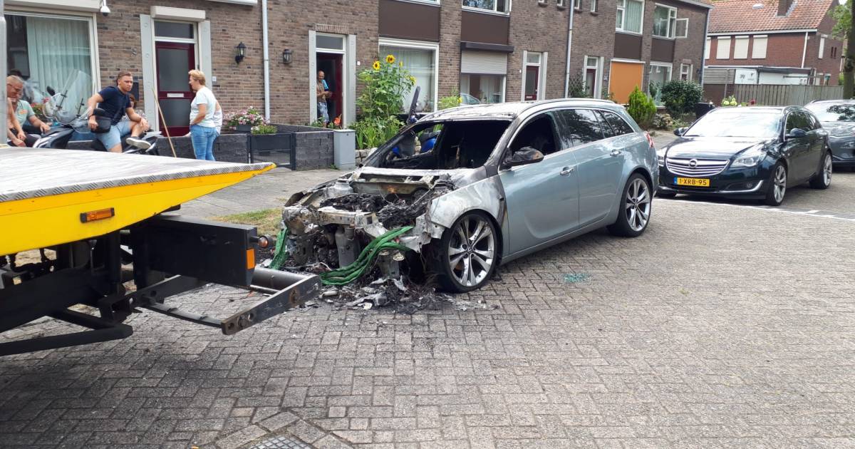 Auto brandt volledig uit in Osse wijk waar in week tijd drie woningen zijn beschoten