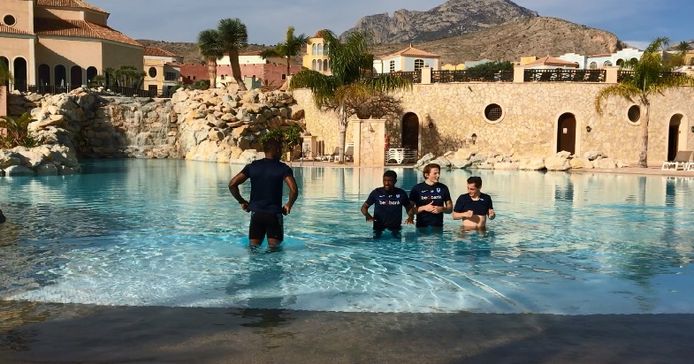 Onder meer Berge en Samatta koelen na de training af in het zwembad.