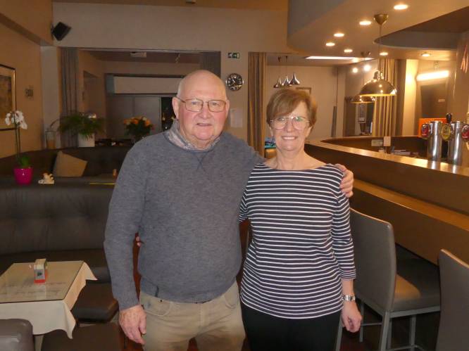 Nadine (69) en Chris (74) nemen na 33 jaar afscheid van café Palace: “Op onze laatste dag drinken alle klanten gratis”