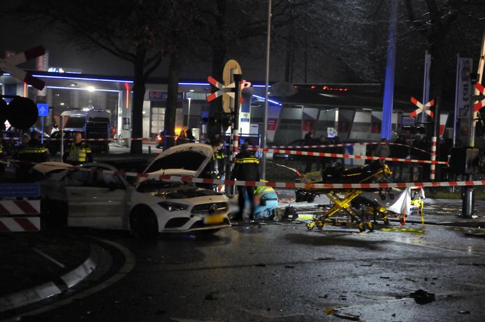 De politie doet onderzoek naar de oorzaak van de botsing.