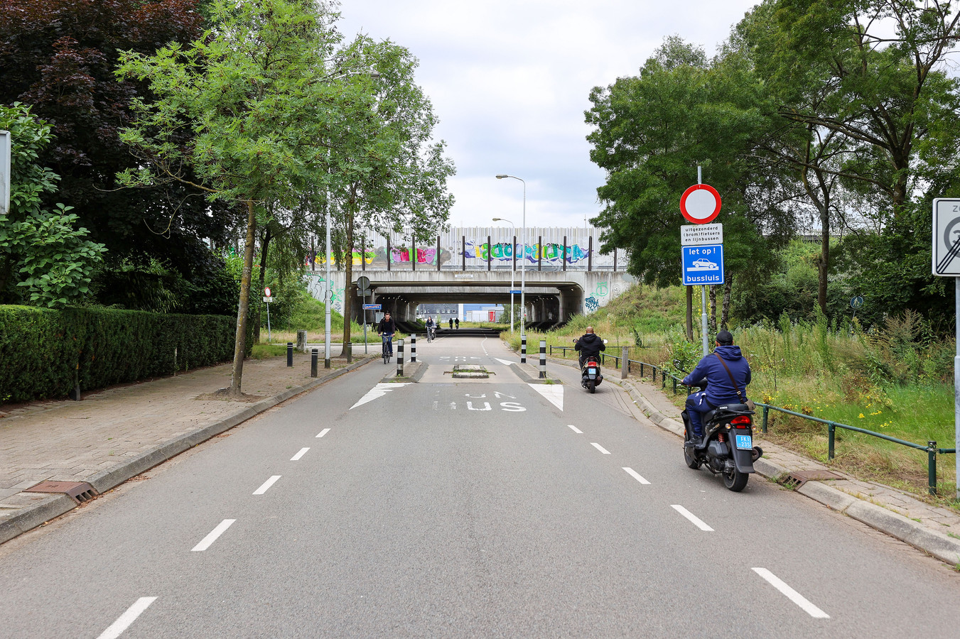 De Ulenpas in de wijk Hanevoet in Eindhoven. Hier komt het snelfietspad tussen High Tech Campus en ASML Veldhoven uit, als het aan de gemeente ligt. De buurt ziet de 'snelfietsweg' liever buitenom aangelegd.Twee van de drie varianten die nog in de race zijn nemen links de Binckhorst.