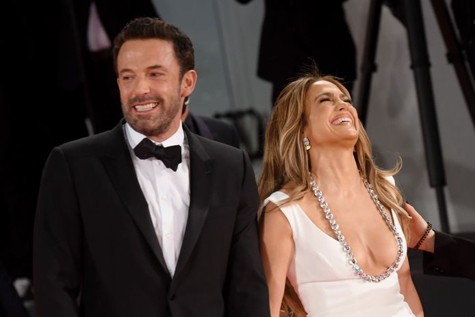 Jennifer Lopez en Ben Affleck zijn na achttien jaar weer samen gespot op de rode loper. Het stel poseerde vrijdagavond samen tijdens het Filmfestival van Venetië.
