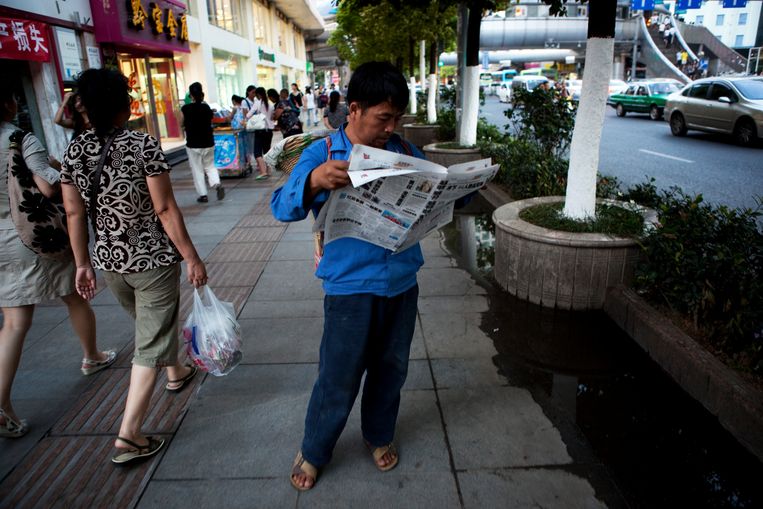 Een krantenlezer in de Chinese stad Guiyang. Beeld Corbis via Getty Images