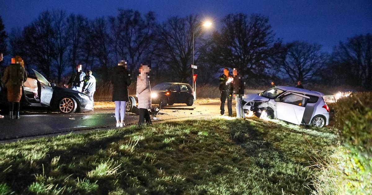 Harde botsing tussen twee auto’s in Beemte Broekland: weg ligt bezaaid met brokstukken.