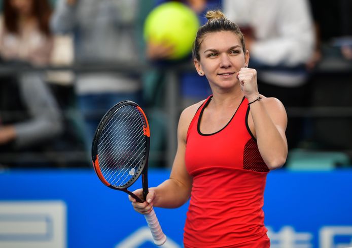Simona Halep of Romania reacts during her women's singles quarter-final match against Aryna Sabalenka of Belarus at the WTA Shenzhen Open tennis tournament in Shenzhen in China's southern Guangdong province on January 4, 2018. / AFP PHOTO / - / China OUT