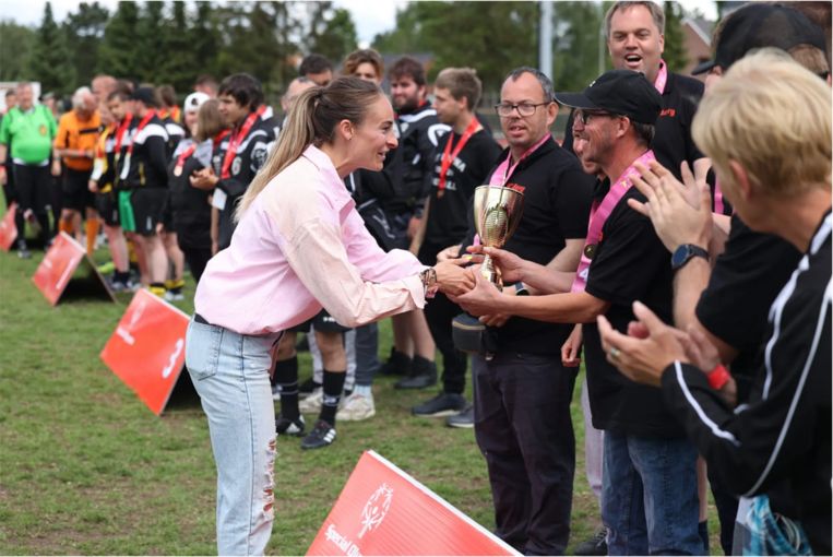 Tessa Wullaert overhandigt de Fair Play trofee. ‘Ik zie heel wat gelijkenissen tussen G-sport en vrouwenvoetbal, zeker als het op erkenning aankomt, want voor beide is er nog veel ruimte voor verbetering.’ Beeld Special Olympics Belgium