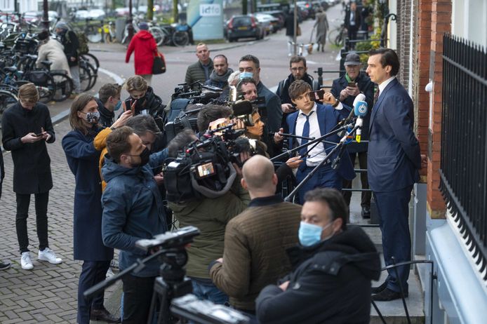 Thierry Baudet staat voor het partijkantoor van Forum voor Democratie de pers te woord over de ontstane situatie.