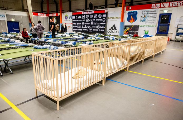 Foto ter illustratie. Ledikantjes staan klaar voor vluchtelingen uit Oekraïne in een Rotterdamse sporthal.