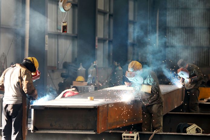 Chinese staalwerkers in een fabriek in de oosterse provincie Anhui. De groeiende macht van China heeft recent grote spanningen met de VS veroorzaakt, die resulteerden in door de VS opgelegde in importheffingen op aluminium en staal. Gisteren raakte echter bekend dat de Amerikanen de handelsoorlog tijdelijk ‘on hold’ zetten.